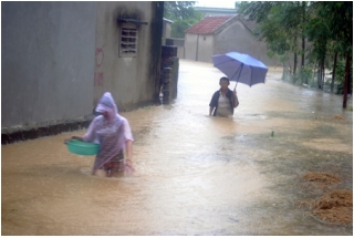 Mưa lũ nhấn chìm nhiều tuyến đường, cô lập hàng nghìn hộ dân_1