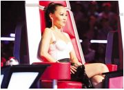 Giọng hát Việt: Huấn luyện viên hay "bà tám"?