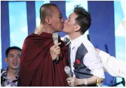 Khoá môi" nhà sư: Ca sỹ nghiễm nhiên ... vô tội?  