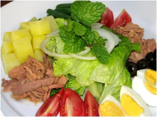 Tươi mát ngày nắng hanh với Salad cá ngừ