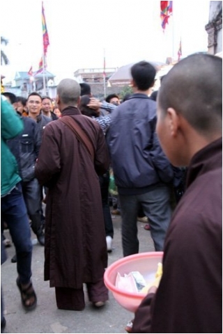 Bức xúc nạn sư giả, ăn xin
