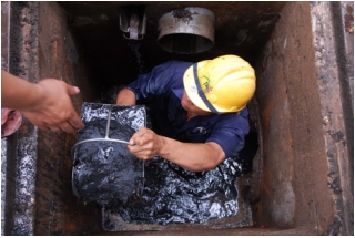 TP.HCM: Công nhân ngâm mình dưới cống