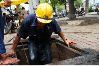 TP.HCM: Công nhân ngâm mình dưới cống