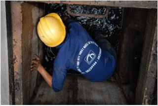 TP.HCM: Công nhân ngâm mình dưới cống