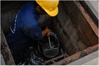 TP.HCM: Công nhân ngâm mình dưới cống