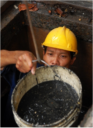 TP.HCM: Công nhân ngâm mình dưới cống