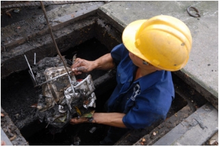 TP.HCM: Công nhân ngâm mình dưới cống