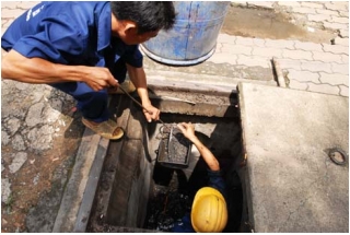 TP.HCM: Công nhân ngâm mình dưới cống