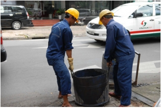 TP.HCM: Công nhân ngâm mình dưới cống