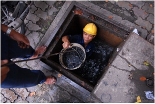 TP.HCM: Công nhân ngâm mình dưới cống