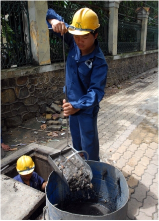 TP.HCM: Công nhân ngâm mình dưới cống