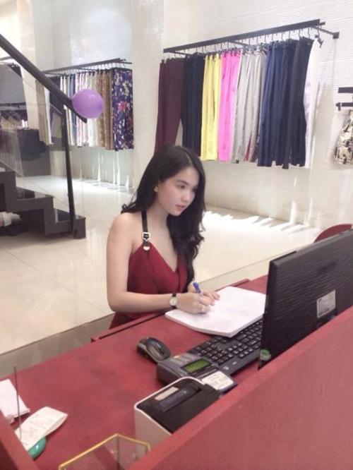 Nhiều người nóng mặt khi đọc lời mỉa mai này của Ngọc Trinh - 4 Nhiều người nóng mặt khi đọc lời mỉa mai này của Ngọc Trinh - 4
