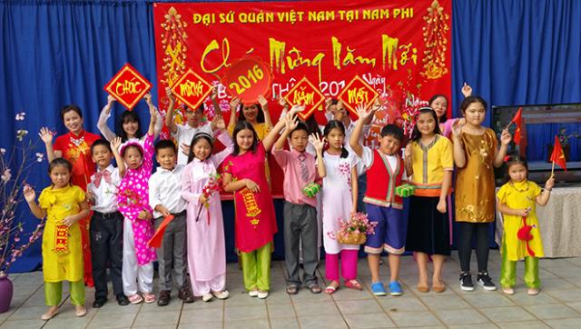 Đón Xuân sớm nơi xa Tổ Quốc - 4 Đón Xuân sớm nơi xa Tổ Quốc - 4