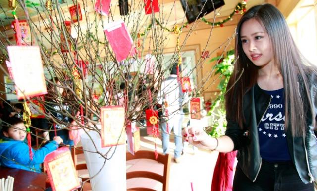 Chợ Tết người Việt trên Thủ đô nước Đức - 5 Chợ Tết người Việt trên Thủ đô nước Đức - 5