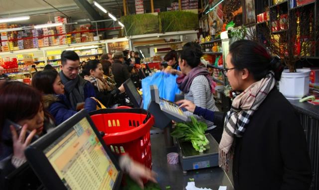 Chợ Tết người Việt trên Thủ đô nước Đức - 8 Chợ Tết người Việt trên Thủ đô nước Đức - 8