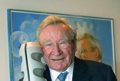 Nh&agrave; ph&aacute;t minh huyền thoại người Đức qua đời - 1