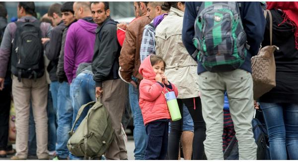Bà Merkel: Trọng tâm giải quyết khủng hoảng tị nạn - 0