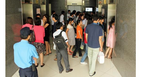 Người nước ngoài trố mắt vì người Việt đi 1 tầng cũng đợi thang máy - 0 Người nước ngoài trố mắt vì người Việt đi 1 tầng cũng đợi thang máy - 0