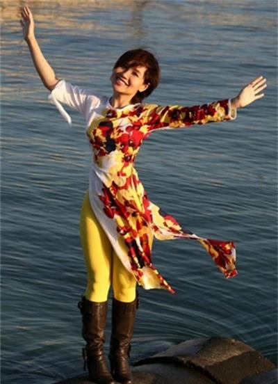 Rợn người với thời trang quái dị của nữ ca sĩ tự tin nhất VN - 10 Rợn người với thời trang quái dị của nữ ca sĩ tự tin nhất VN - 10