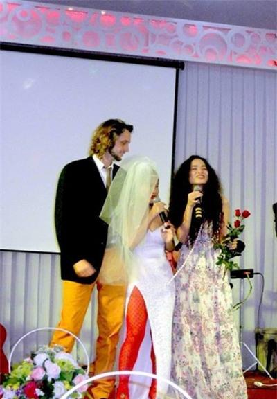 Rợn người với thời trang quái dị của nữ ca sĩ tự tin nhất VN - 15 Rợn người với thời trang quái dị của nữ ca sĩ tự tin nhất VN - 15