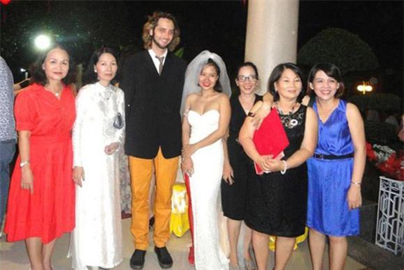 Rợn người với thời trang quái dị của nữ ca sĩ tự tin nhất VN - 16 Rợn người với thời trang quái dị của nữ ca sĩ tự tin nhất VN - 16