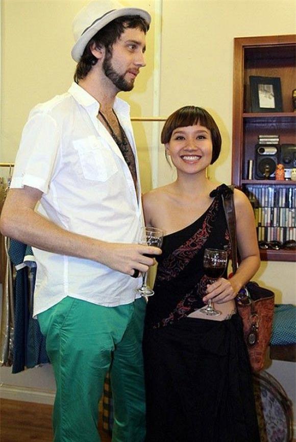 Rợn người với thời trang quái dị của nữ ca sĩ tự tin nhất VN - 3 Rợn người với thời trang quái dị của nữ ca sĩ tự tin nhất VN - 3