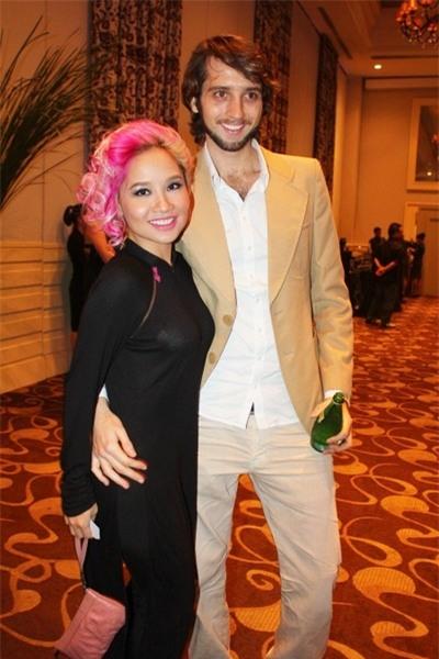 Rợn người với thời trang quái dị của nữ ca sĩ tự tin nhất VN - 5 Rợn người với thời trang quái dị của nữ ca sĩ tự tin nhất VN - 5