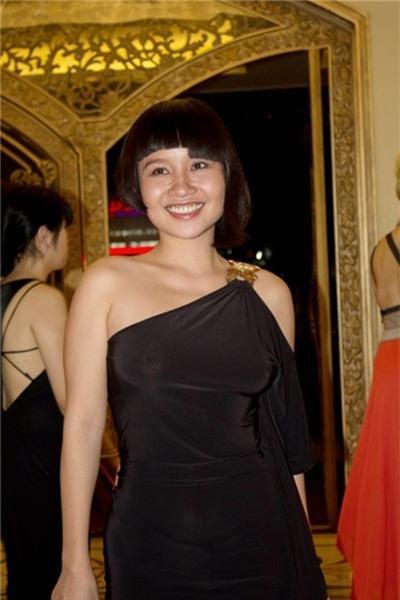 Rợn người với thời trang quái dị của nữ ca sĩ tự tin nhất VN - 8 Rợn người với thời trang quái dị của nữ ca sĩ tự tin nhất VN - 8