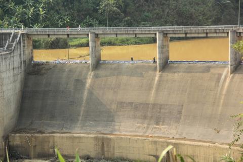 Chỉ có ở Việt Nam: Dùng bao cát tích nước thủy điện - 0 Chỉ có ở Việt Nam: Dùng bao cát tích nước thủy điện - 0