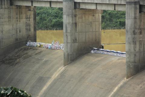 Chỉ có ở Việt Nam: Dùng bao cát tích nước thủy điện - 1 Chỉ có ở Việt Nam: Dùng bao cát tích nước thủy điện - 1