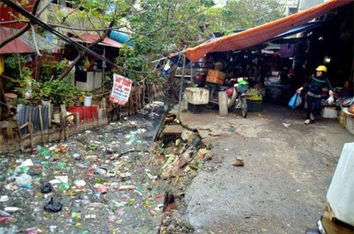 Người Hà Nội “bịt mũi” sống cùng con mương “chết” - 0