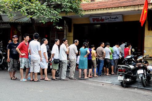 “Phải xếp hàng để ăn phở rồi bị chửi, tôi thà chết còn hơn!” - 1