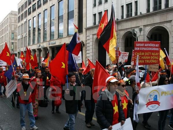 Berlin: Đông đảo người Việt tại Đức biểu tình phản đối Trung Quốc - 0 Berlin: Đông đảo người Việt tại Đức biểu tình phản đối Trung Quốc - 0