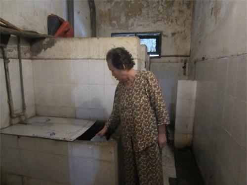 Chuyện khó tin ở Hà Nội: Dân đi vệ sinh vào... xô, chậu - 2 Chuyện khó tin ở Hà Nội: Dân đi vệ sinh vào... xô, chậu - 2