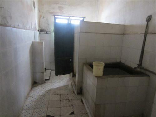 Chuyện khó tin ở Hà Nội: Dân đi vệ sinh vào... xô, chậu - 3 Chuyện khó tin ở Hà Nội: Dân đi vệ sinh vào... xô, chậu - 3