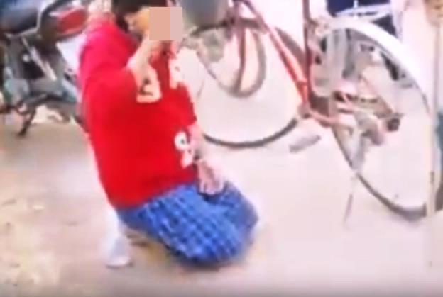 Lạnh lùng cảnh nữ sinh bị ép quỳ, bốc cát ăn - 1 Lạnh lùng cảnh nữ sinh bị ép quỳ, bốc cát ăn - 1