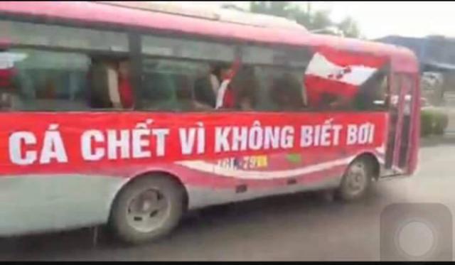 CĐV Hải Phòng tuần hành với pháo sáng…cháy rực những góc phố - 0 CĐV Hải Phòng tuần hành với pháo sáng…cháy rực những góc phố - 0