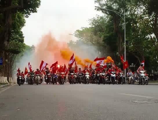 CĐV Hải Phòng tuần hành với pháo sáng…cháy rực những góc phố - 1 CĐV Hải Phòng tuần hành với pháo sáng…cháy rực những góc phố - 1