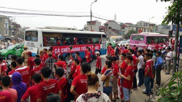 CĐV Hải Phòng tuần hành với pháo sáng…cháy rực những góc phố - 6 CĐV Hải Phòng tuần hành với pháo sáng…cháy rực những góc phố - 6