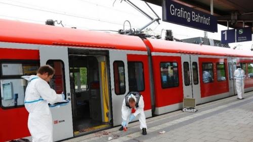 Kinh hoàng kẻ sát nhân tấn công bằng dao trên xe lửa gần München - 0 Kinh hoàng kẻ sát nhân tấn công bằng dao trên xe lửa gần München - 0
