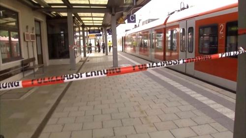 Kinh hoàng kẻ sát nhân tấn công bằng dao trên xe lửa gần München - 1 Kinh hoàng kẻ sát nhân tấn công bằng dao trên xe lửa gần München - 1