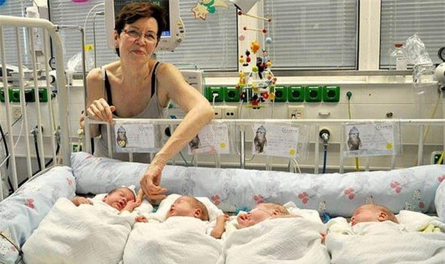 Đức: Con gái muốn có em, mẹ 65 tuổi đẻ liền lúc 4 con - 0 Đức: Con gái muốn có em, mẹ 65 tuổi đẻ liền lúc 4 con - 0
