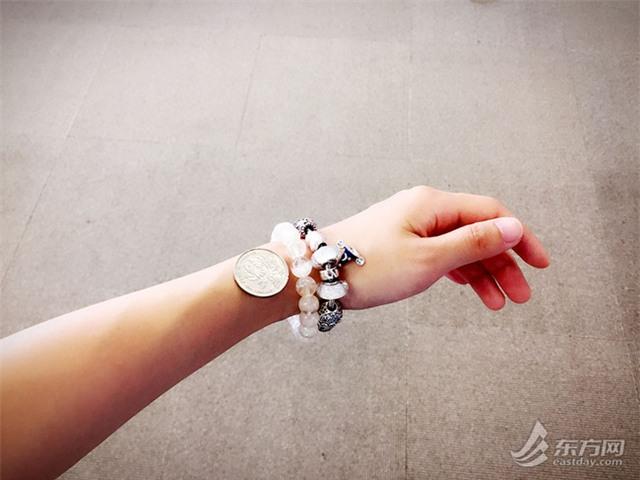 Các cô gái đua nhau khoe thân hình mong manh bằng đồng tiền xu bé xíu - 0 Các cô gái đua nhau khoe thân hình mong manh bằng đồng tiền xu bé xíu - 0