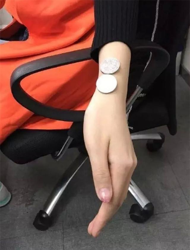 Các cô gái đua nhau khoe thân hình mong manh bằng đồng tiền xu bé xíu - 10 Các cô gái đua nhau khoe thân hình mong manh bằng đồng tiền xu bé xíu - 10