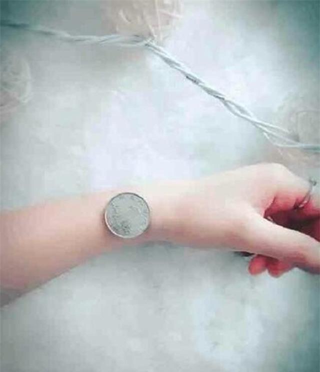 Các cô gái đua nhau khoe thân hình mong manh bằng đồng tiền xu bé xíu - 6 Các cô gái đua nhau khoe thân hình mong manh bằng đồng tiền xu bé xíu - 6