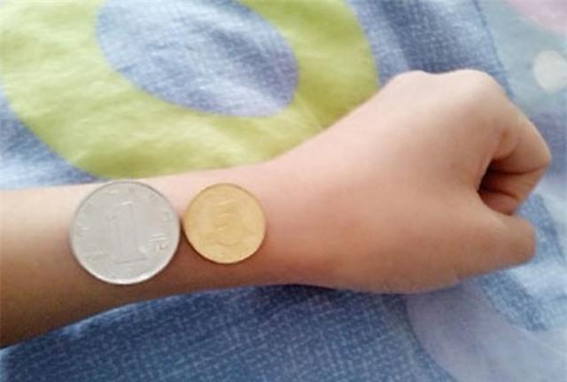 Các cô gái đua nhau khoe thân hình mong manh bằng đồng tiền xu bé xíu - 9 Các cô gái đua nhau khoe thân hình mong manh bằng đồng tiền xu bé xíu - 9