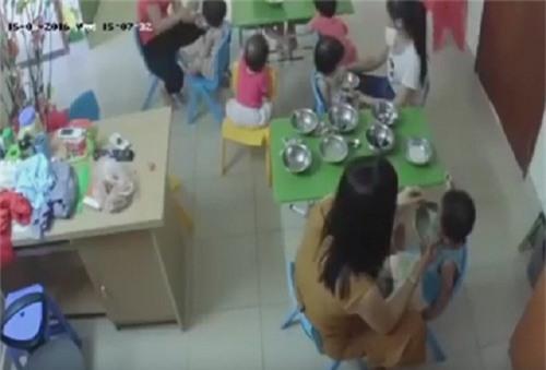 Sự thật giật mình vì sao trẻ chỉ bị các cô đánh khi ăn? - 0 Sự thật giật mình vì sao trẻ chỉ bị các cô đánh khi ăn? - 0