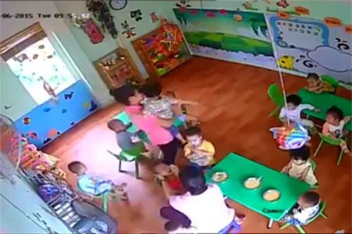Sự thật giật mình vì sao trẻ chỉ bị các cô đánh khi ăn? - 1 Sự thật giật mình vì sao trẻ chỉ bị các cô đánh khi ăn? - 1