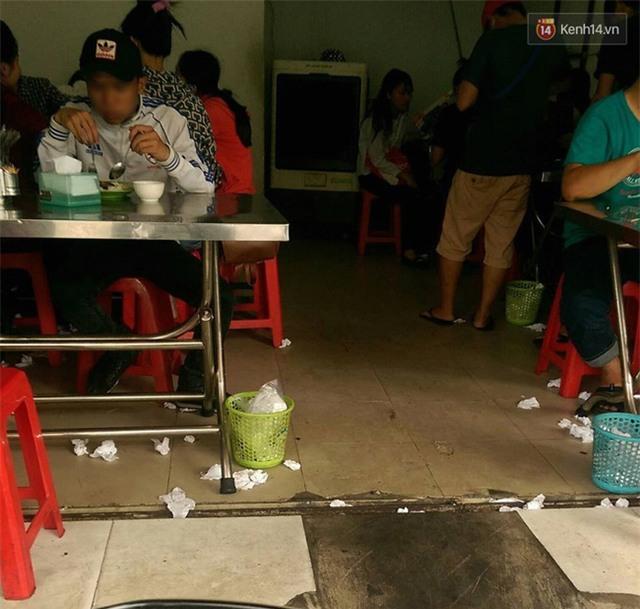 Sọt rác ở ngay dưới chân nhưng nhiều người vẫn vô tư ném rác ra ngoài - 0 Sọt rác ở ngay dưới chân nhưng nhiều người vẫn vô tư ném rác ra ngoài - 0