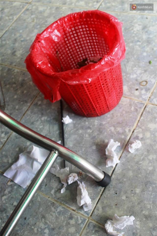 Sọt rác ở ngay dưới chân nhưng nhiều người vẫn vô tư ném rác ra ngoài - 1 Sọt rác ở ngay dưới chân nhưng nhiều người vẫn vô tư ném rác ra ngoài - 1